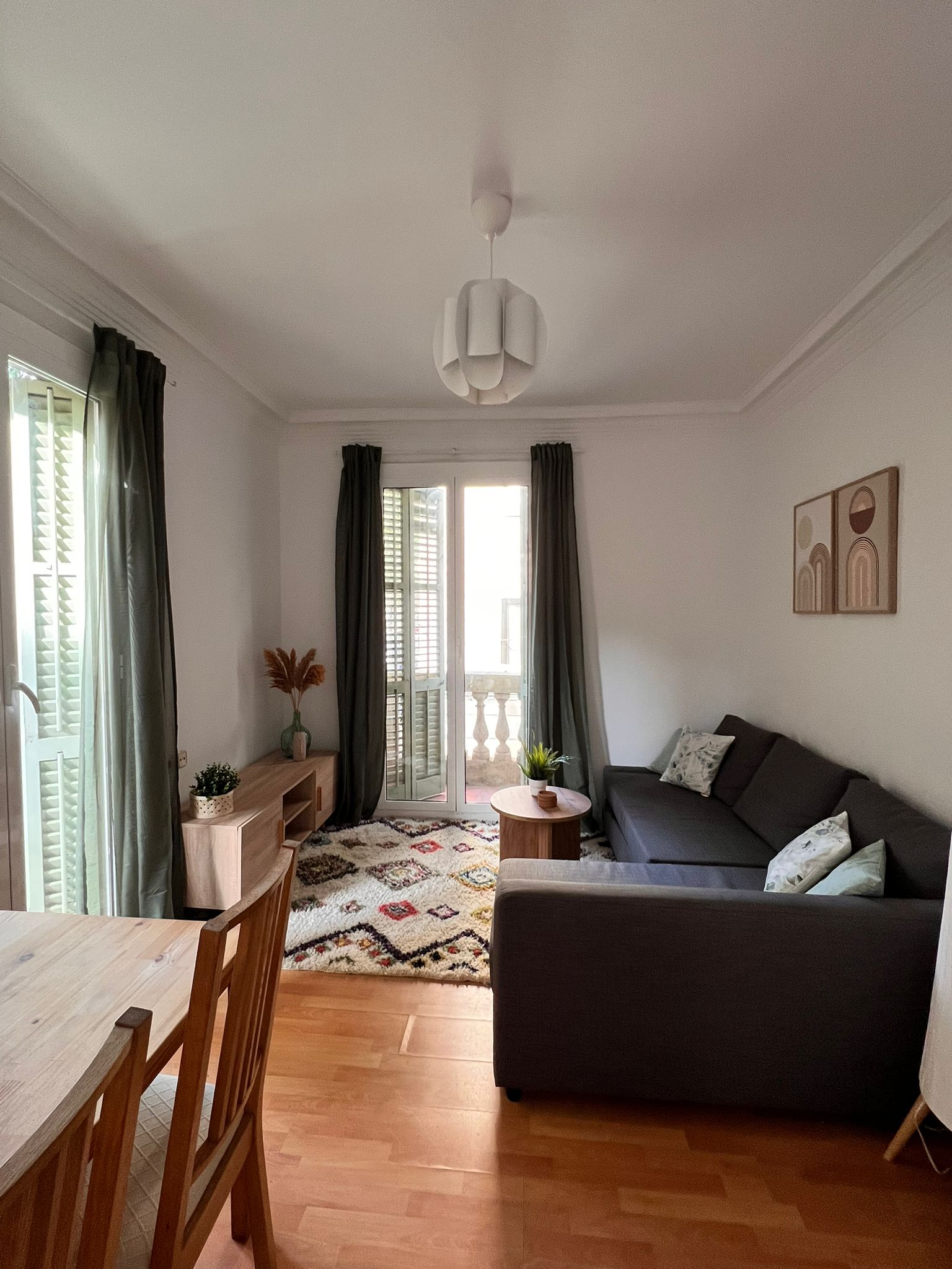 🛋️ Sala con sofá gris